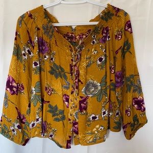 ✨Off the shoulder cropped blouse.